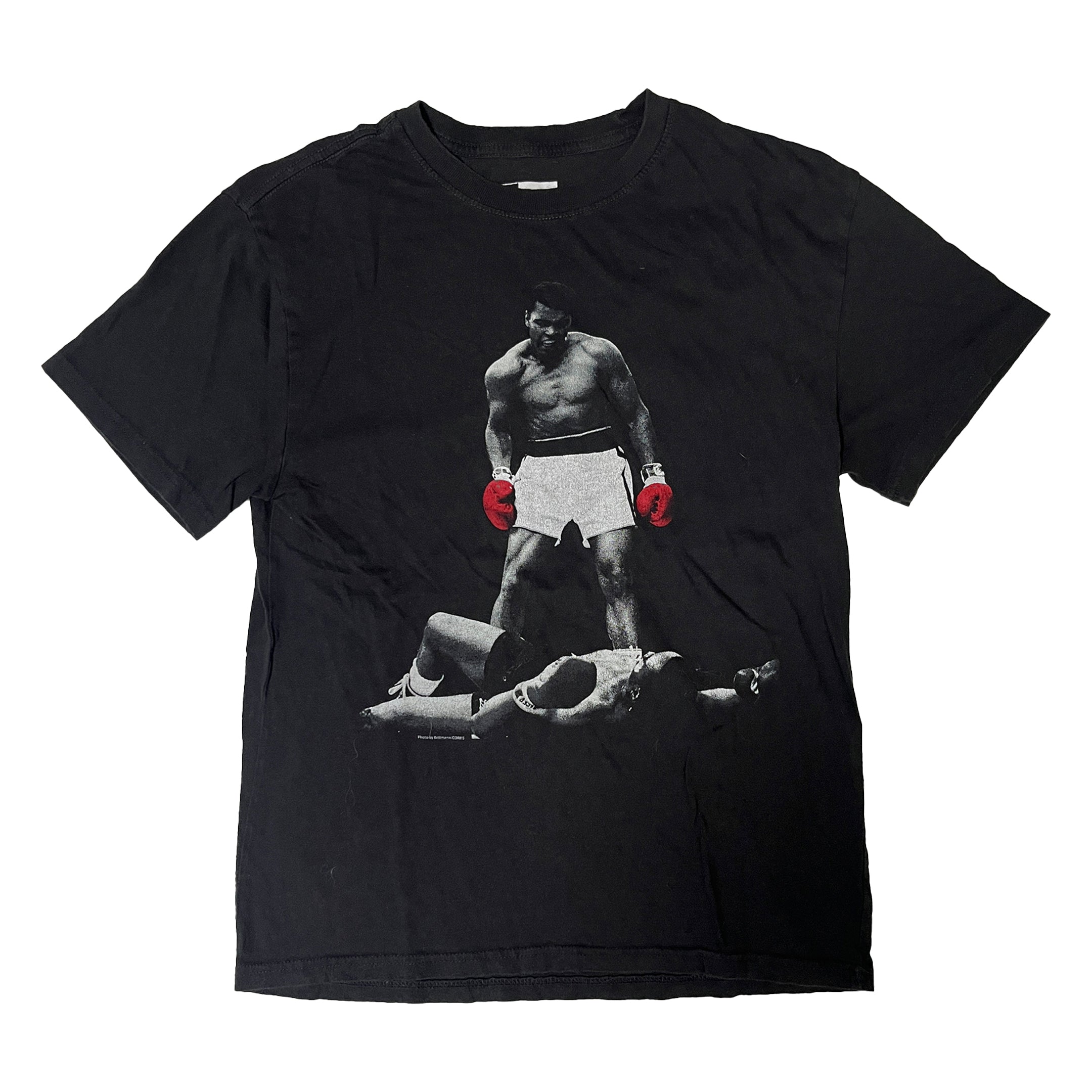 ◾️2023 Official Muhammad Ali vs Sonny Liston Knockout Red Gloves Graphic T-Shirt
