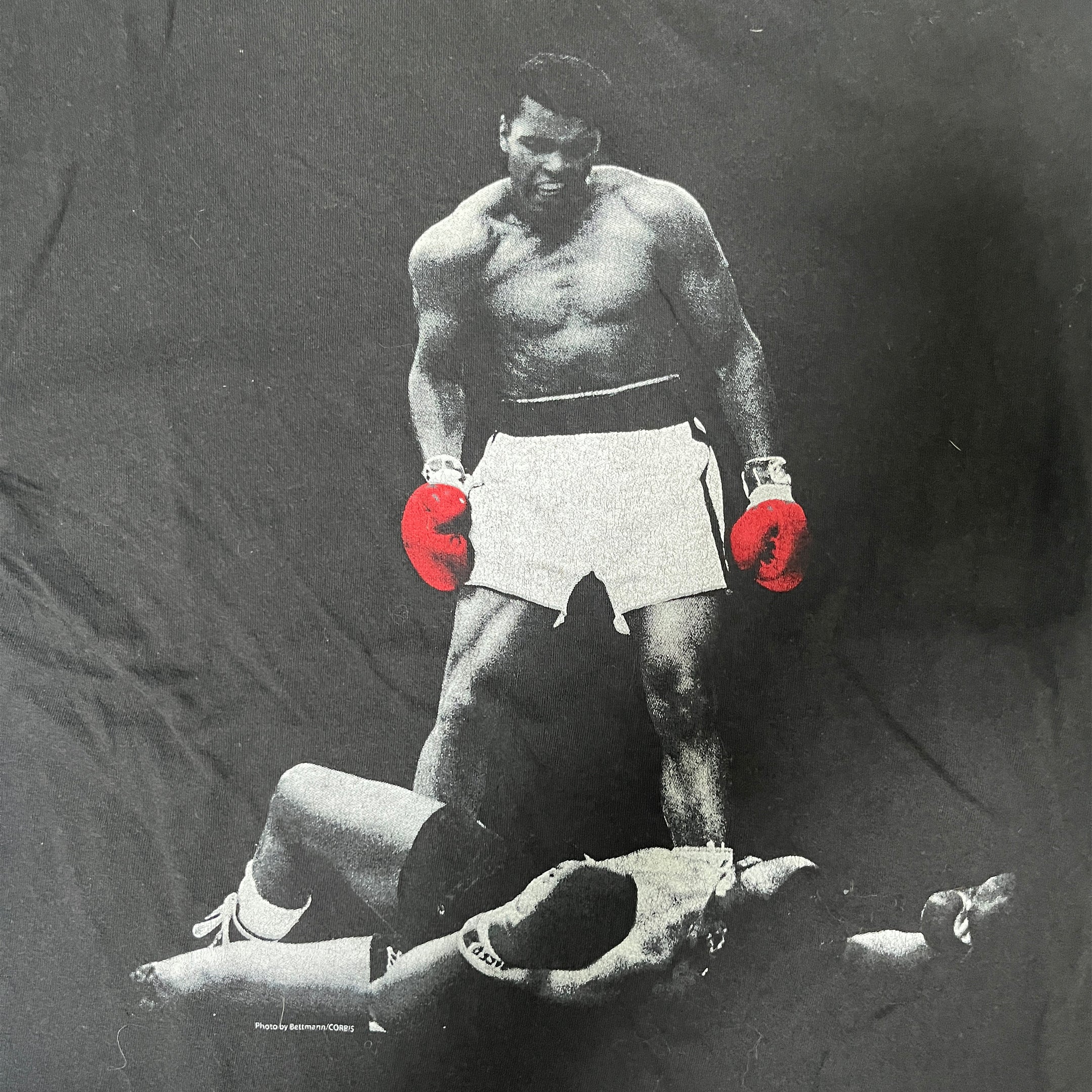 ◾️2023 Official Muhammad Ali vs Sonny Liston Knockout Red Gloves Graphic T-Shirt