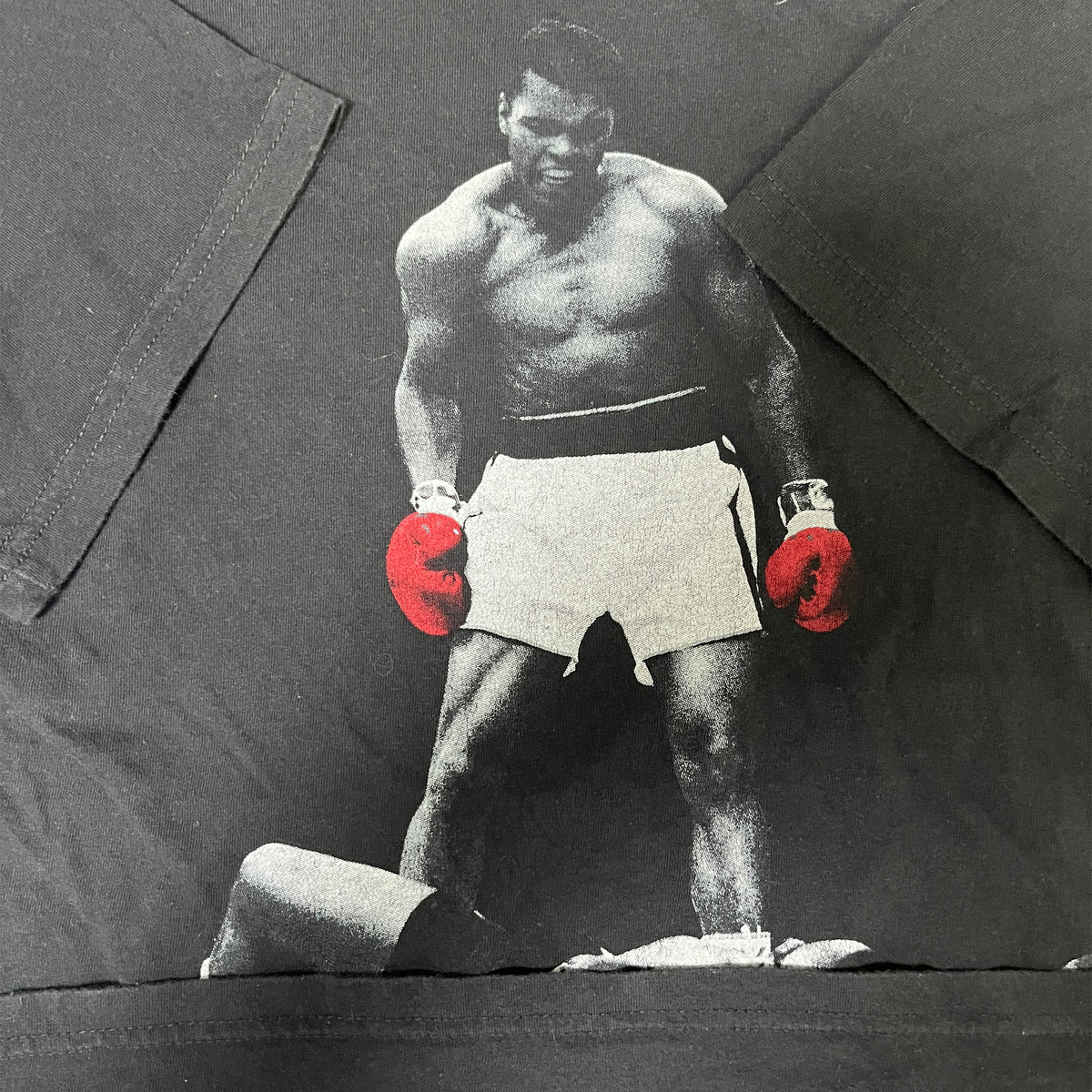 ◾️2023 Official Muhammad Ali vs Sonny Liston Knockout Red Gloves Graphic T-Shirt
